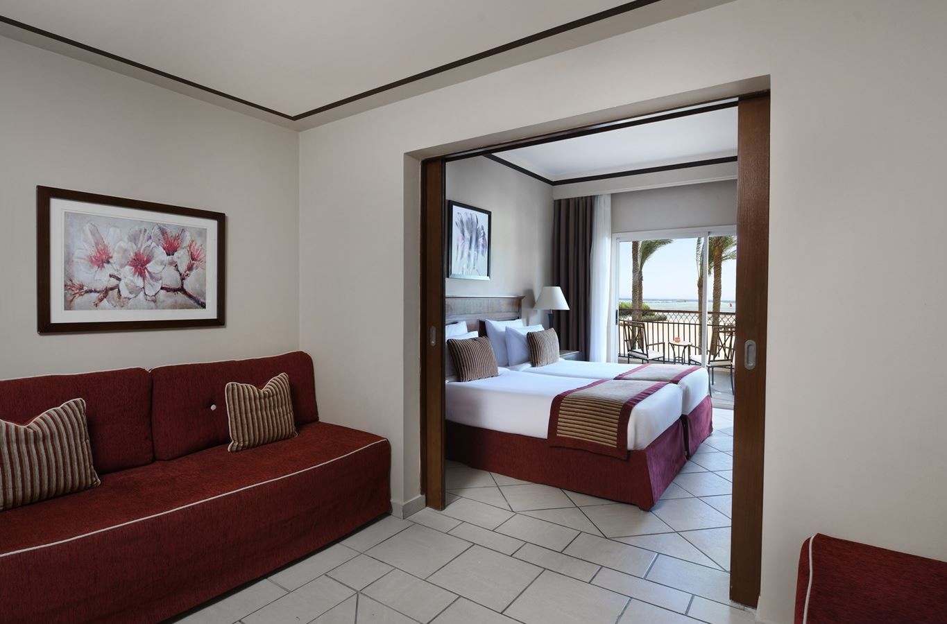 rooms-deluxe-familyroom-seaside