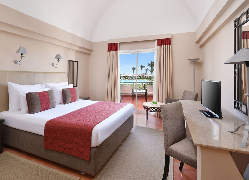 rooms-superior-room-garden--pool--side-sea-view