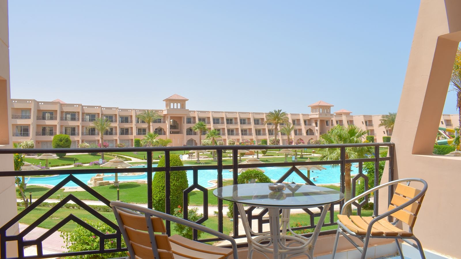 rooms-room-standard-pool-view