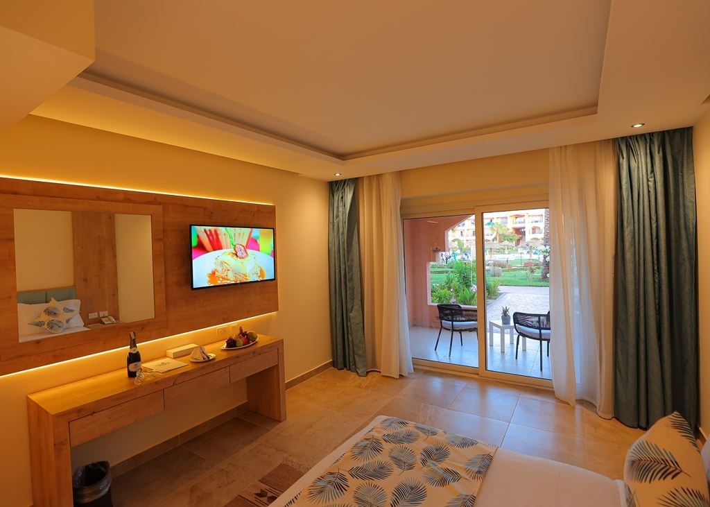 rooms-deluxe-family-room-gardenpool-view