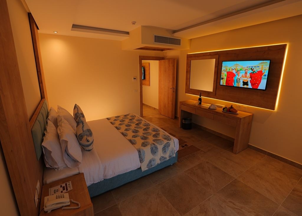 rooms-deluxe-family-room-gardenpool-view