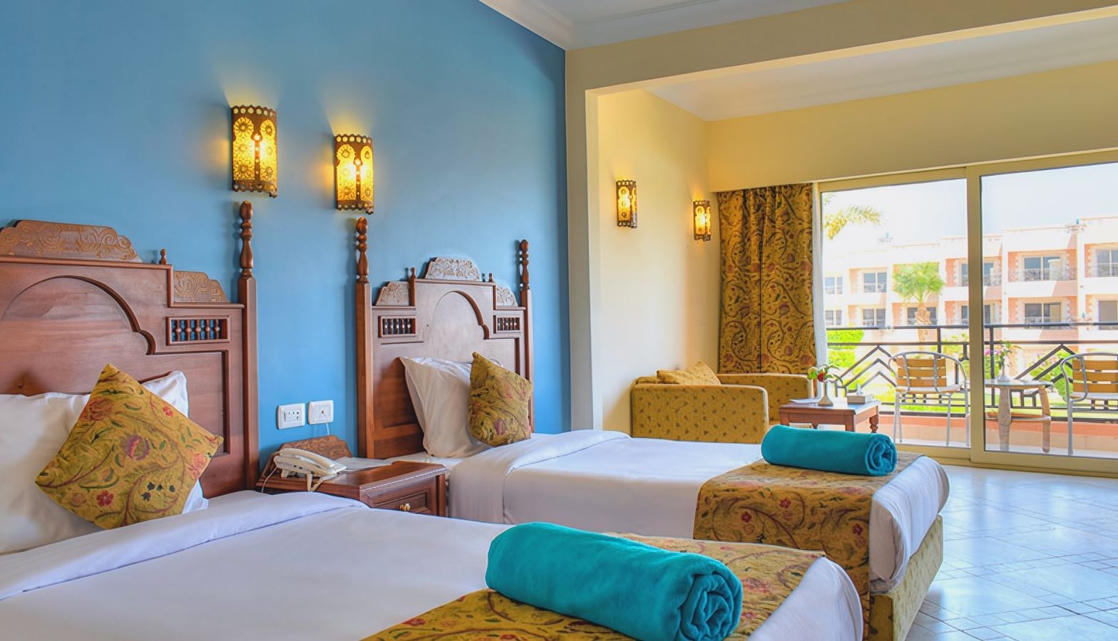 rooms-family-room-pool-view