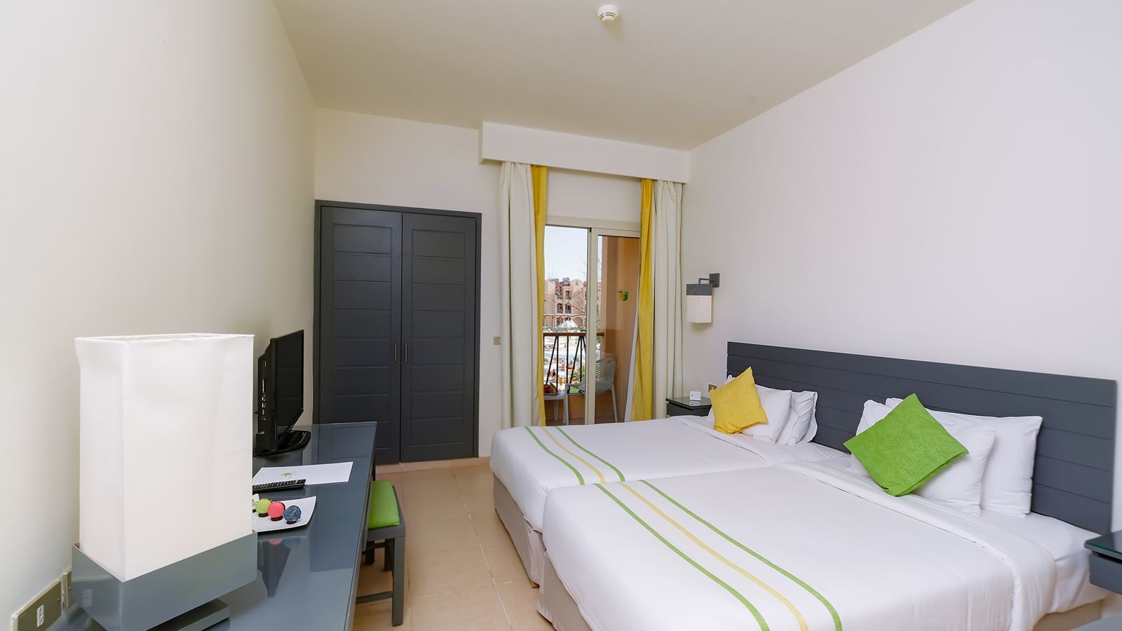 rooms-superior-room-pool-view