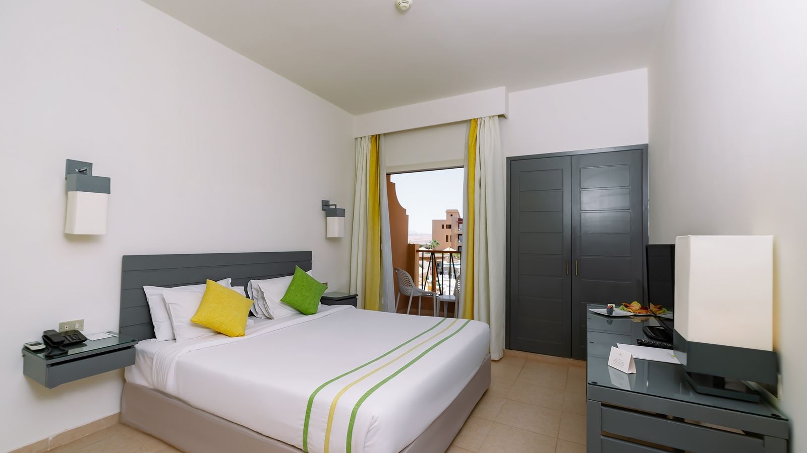 rooms-suite-pool-view