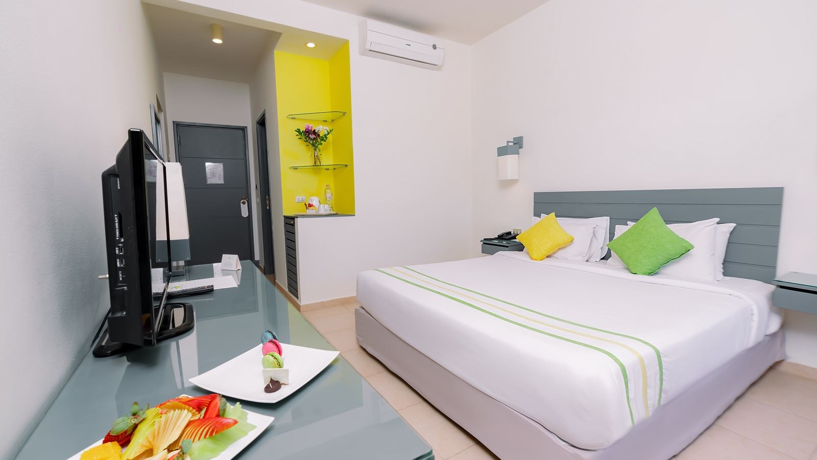 rooms-suite-pool-view