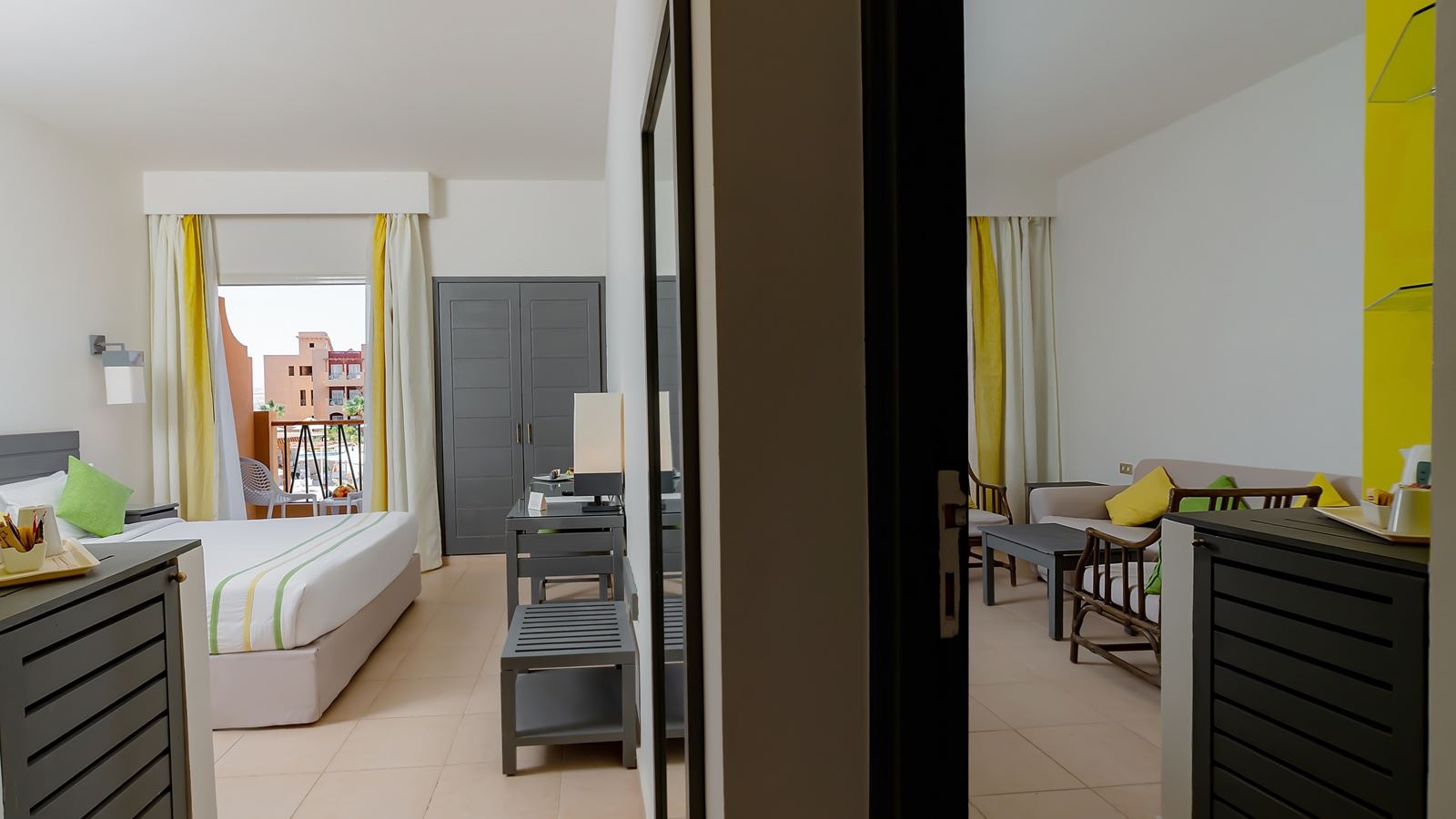 rooms-suite-pool-view