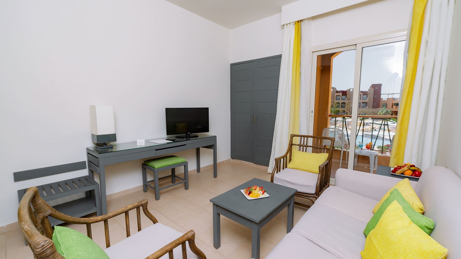 rooms-suite-pool-view