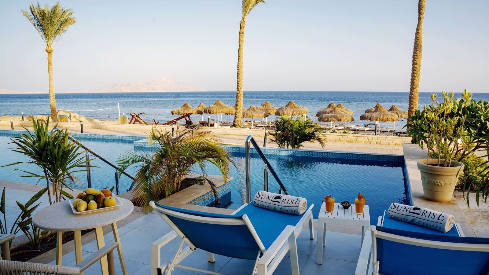 rooms-posh-swimup-suite-pool-view--beach-front