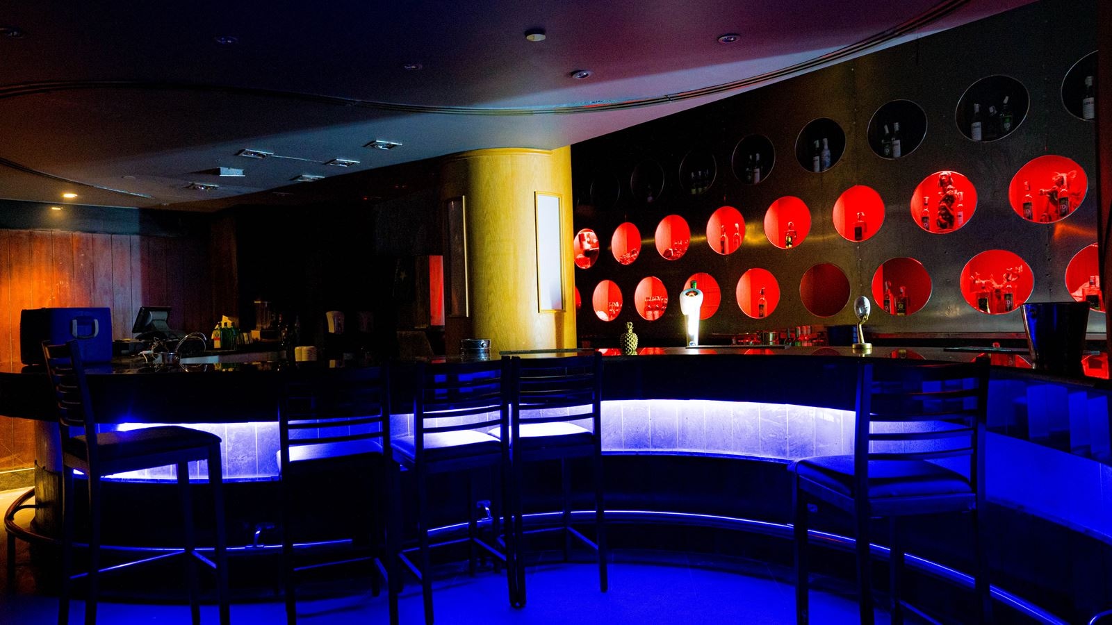 bars-red-club