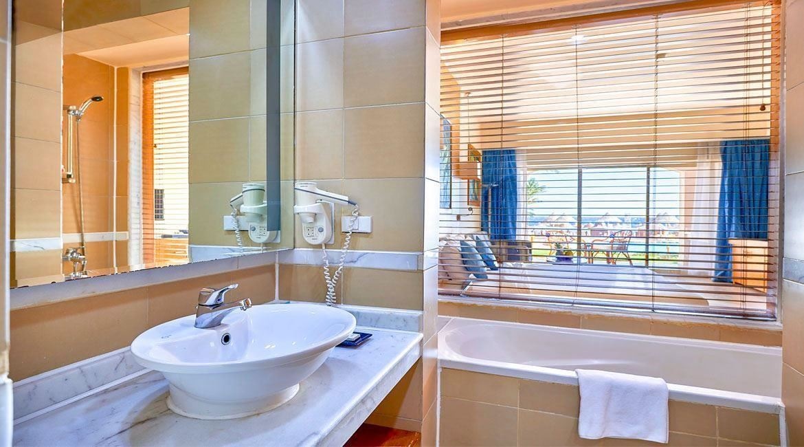 rooms-deluxe-room-with-beach-front