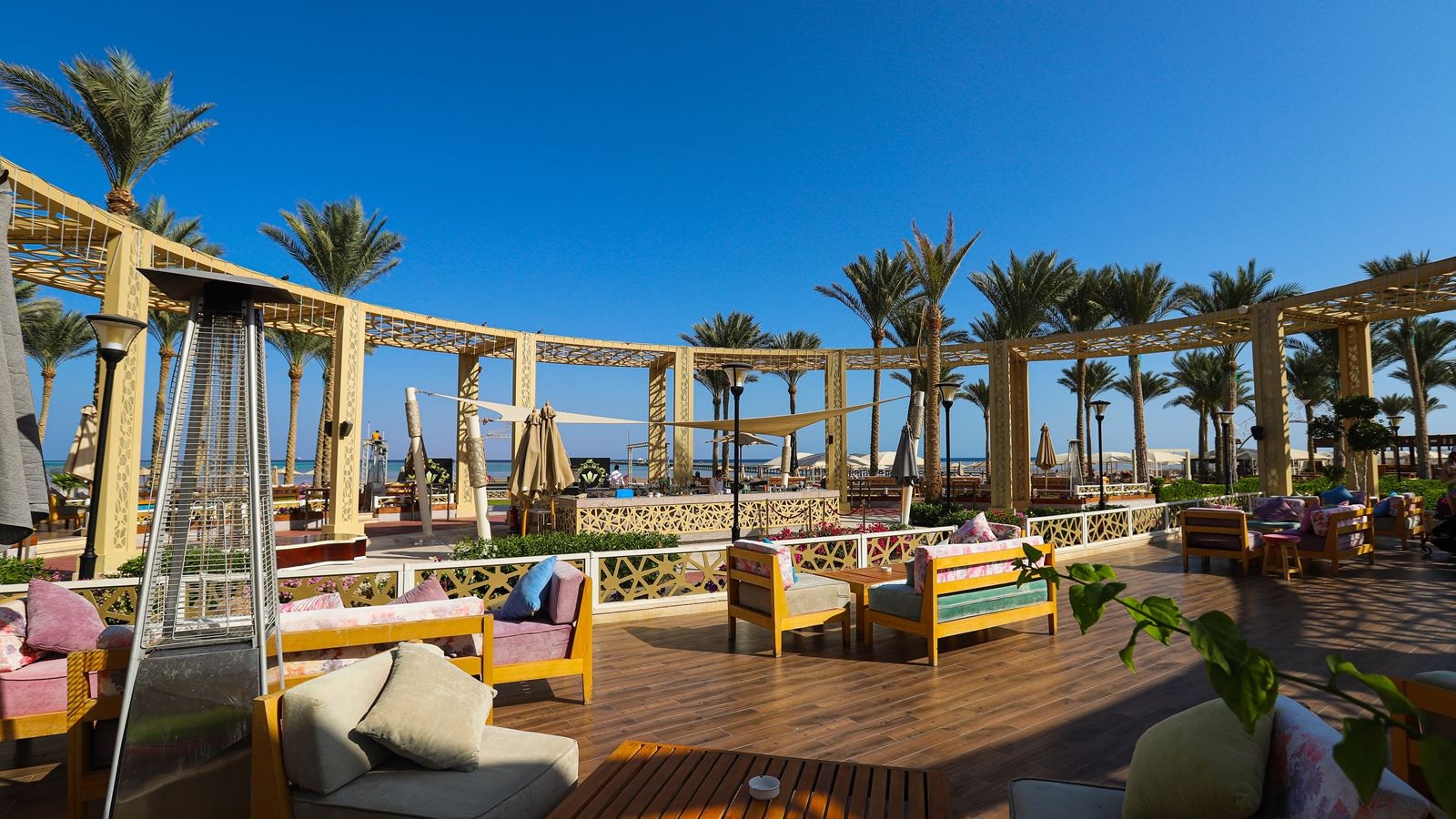 bars-tiran-island-beach-bar