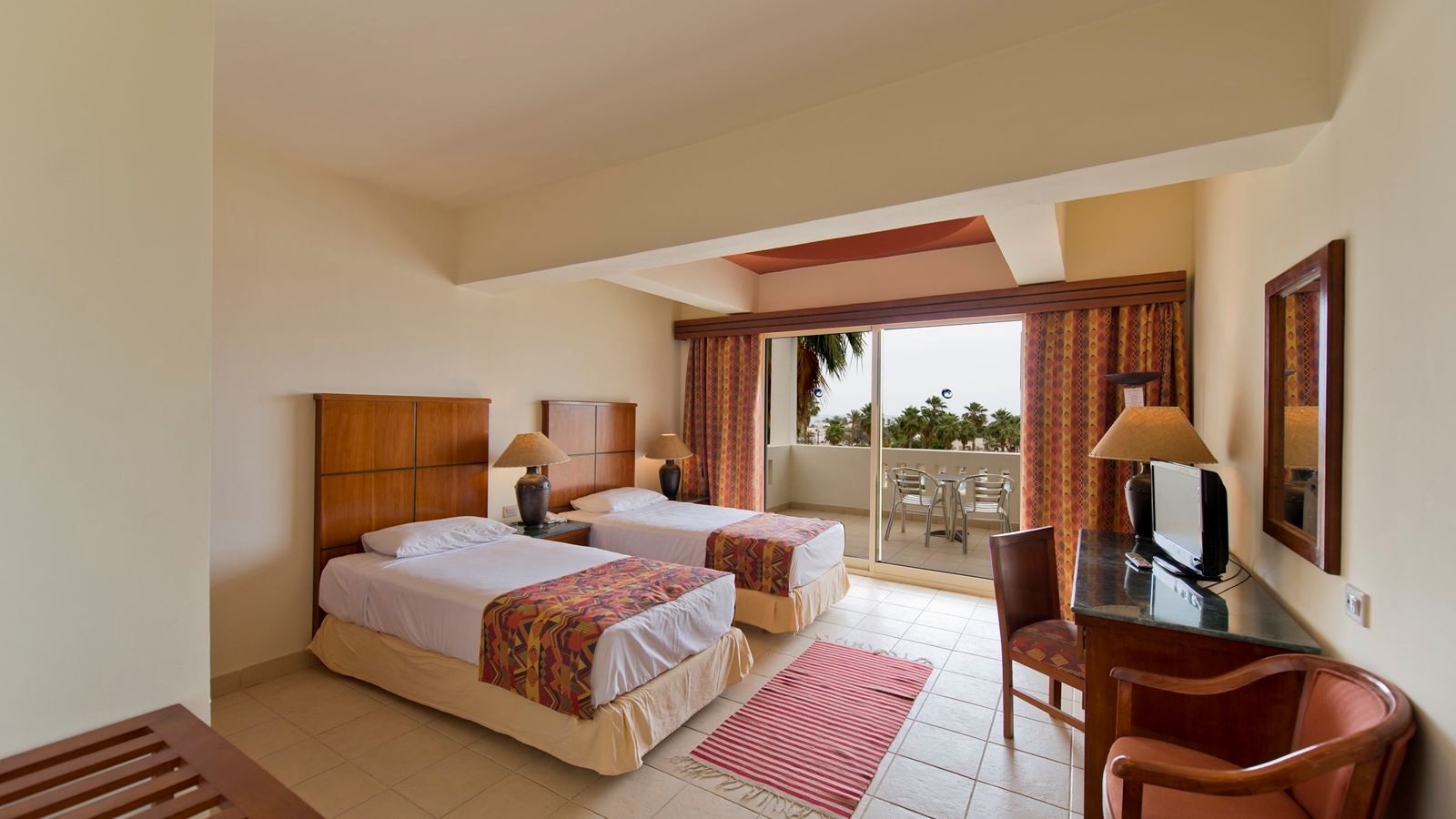 rooms-room-standard-poolview