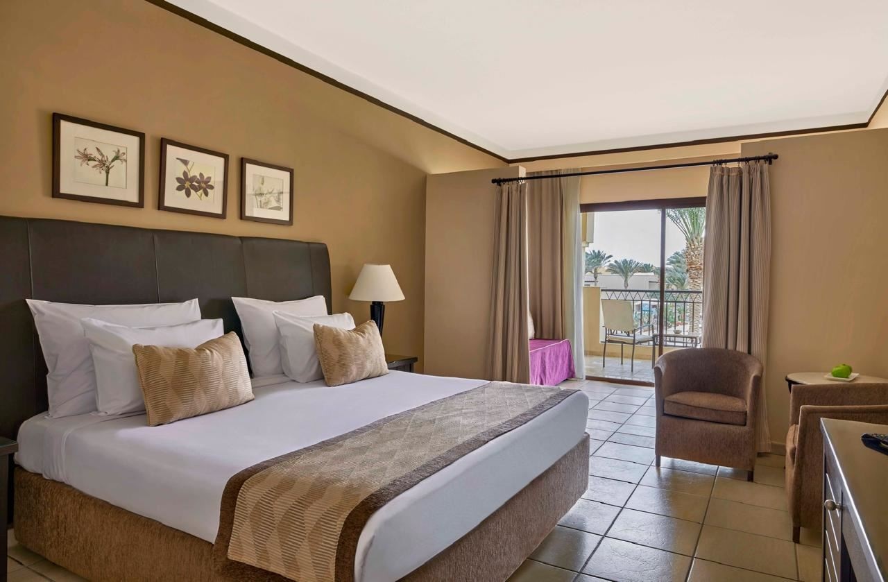 rooms-family-room-pool-view