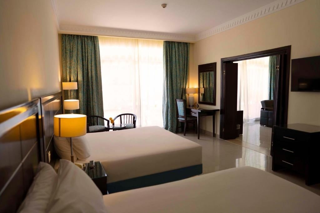 rooms-suite-pool-view