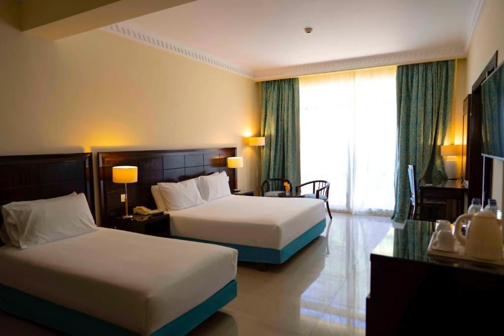 rooms-suite-pool-view