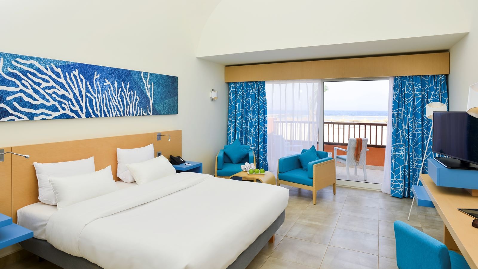 rooms-room-superior-poolseaview