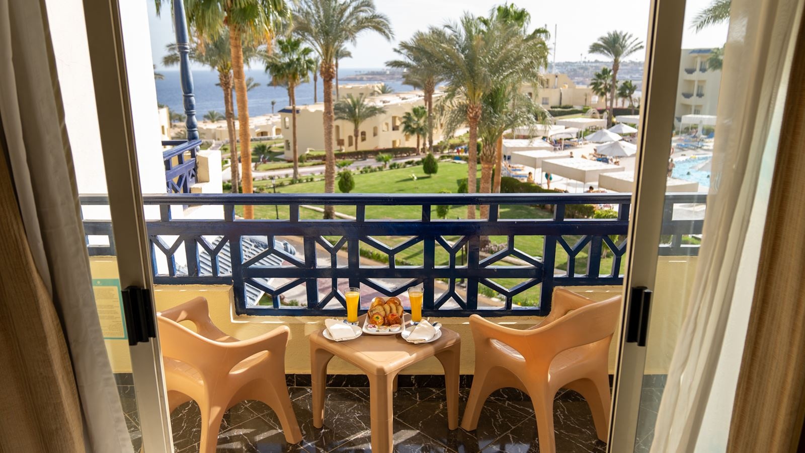 rooms-suite-pool-view