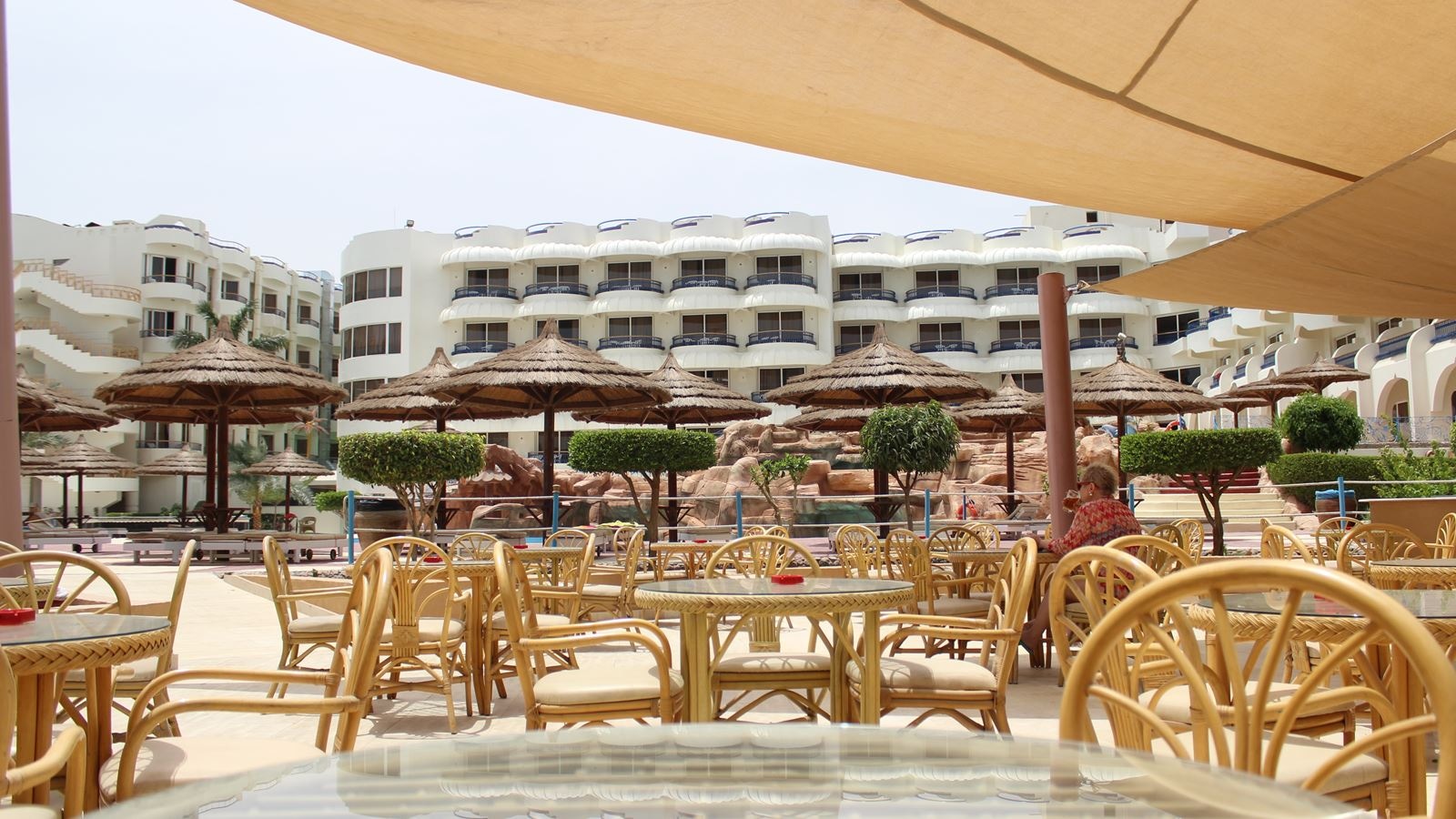 restaurants-mark-anthony-pool-bar