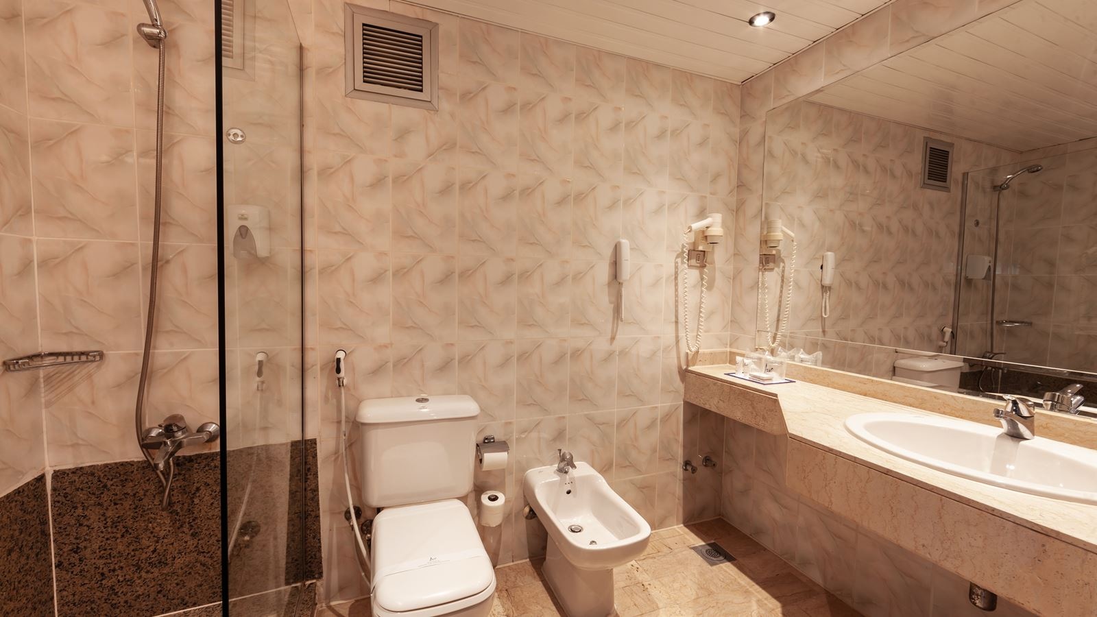 rooms-standard-room-pool-view