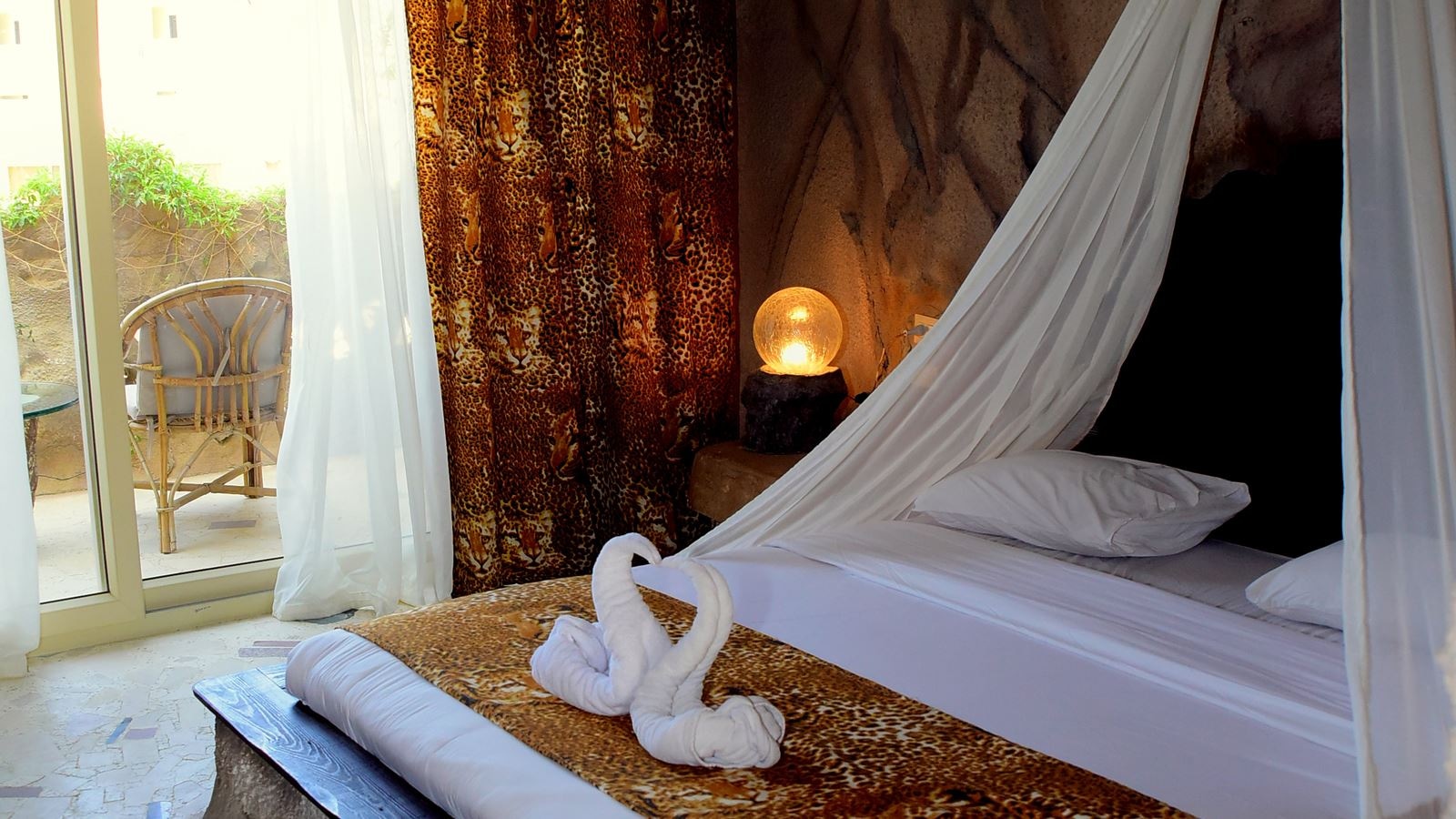 rooms-standard-pool-view-cave