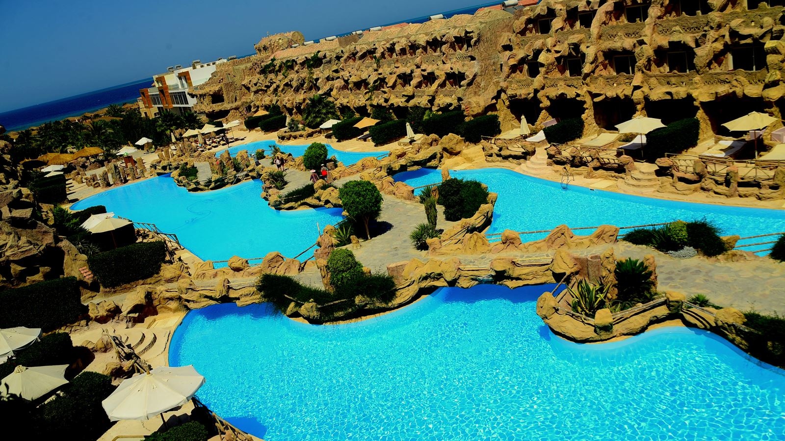 rooms-standard-pool-view-cave