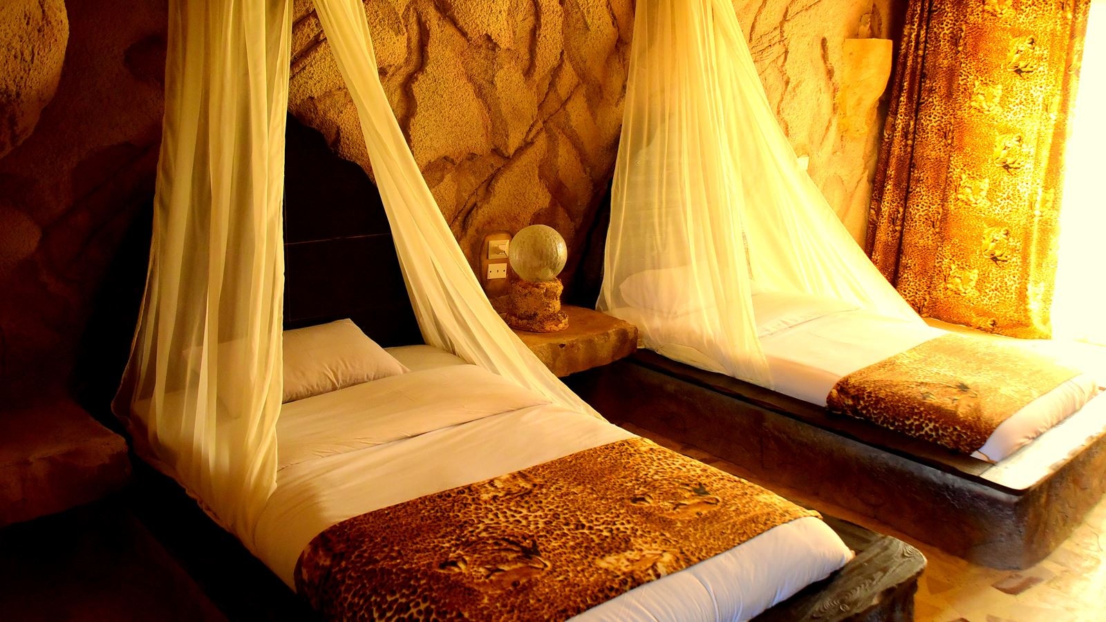 rooms-standard-pool-view-cave