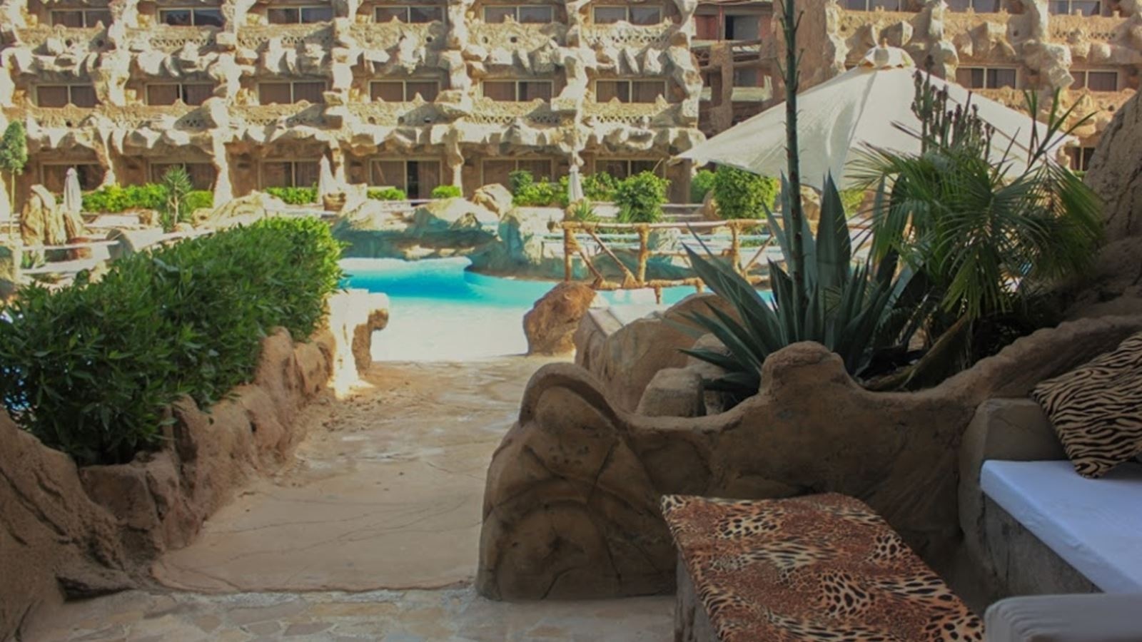 rooms-royal-swim-up-cave