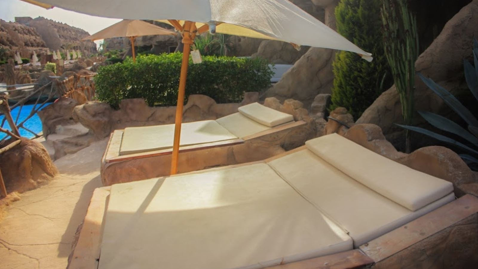 rooms-royal-swim-up-cave