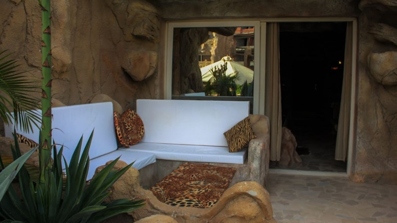 rooms-royal-swim-up-cave