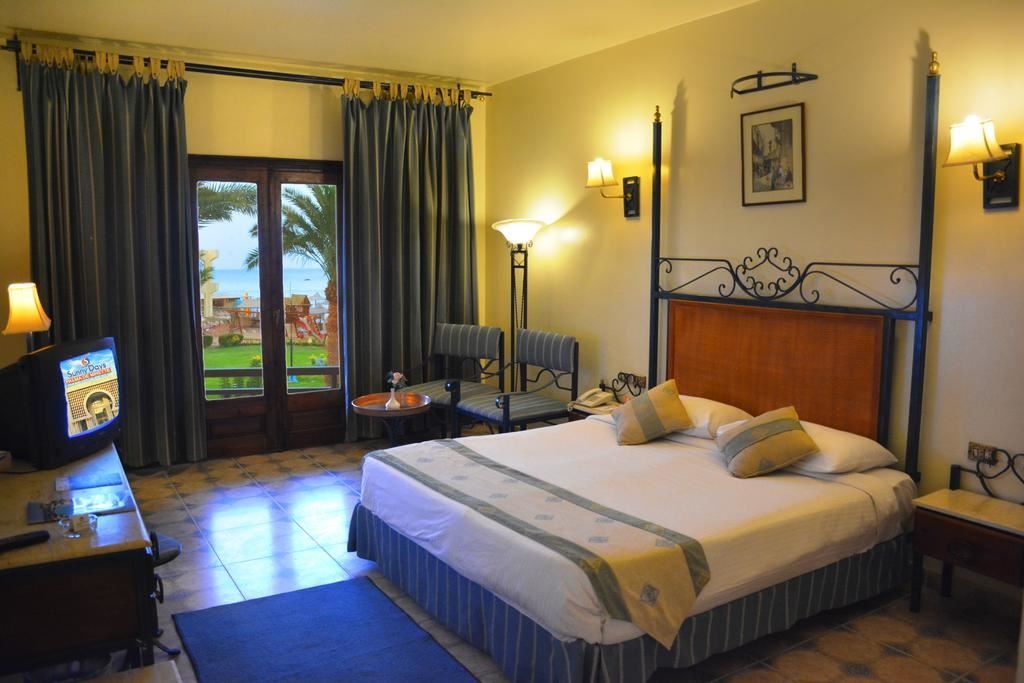 rooms-premium-room-pool--seaview