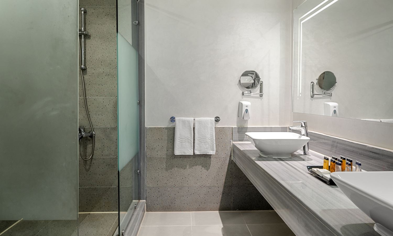 rooms-family-bungalow-sliding-pool-view