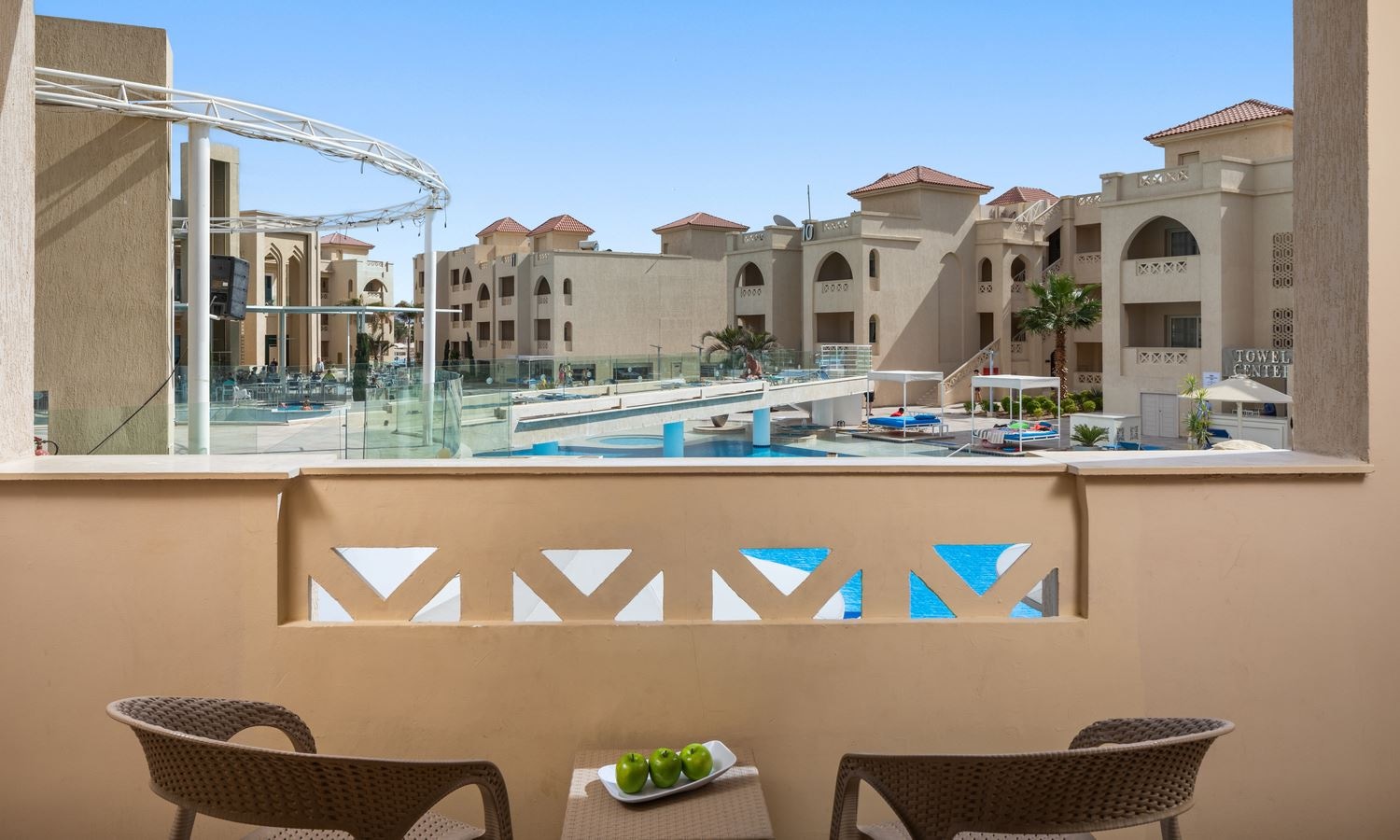 rooms-standard-room-pool-view