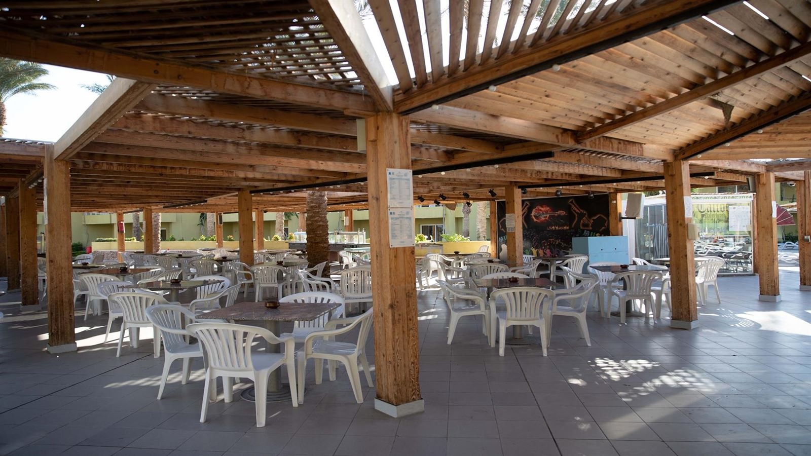 restaurants-oasis-pool-bar