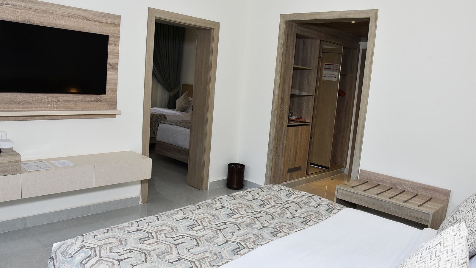 rooms-family-pool-view