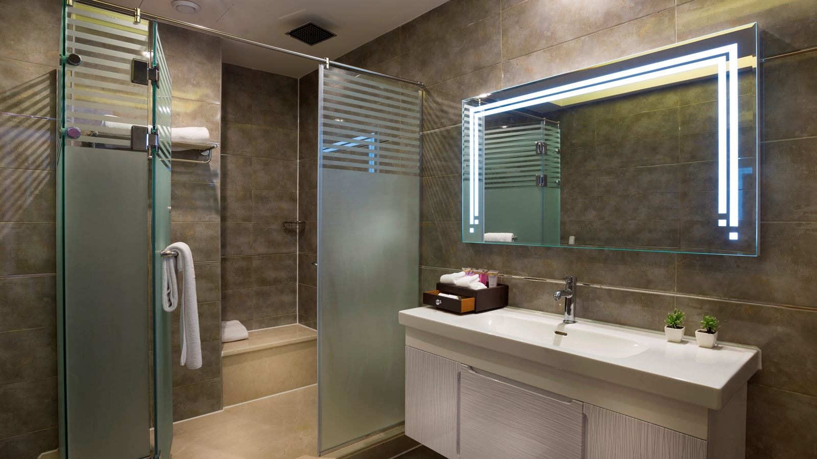 rooms-family-room-garden-view--pool-view