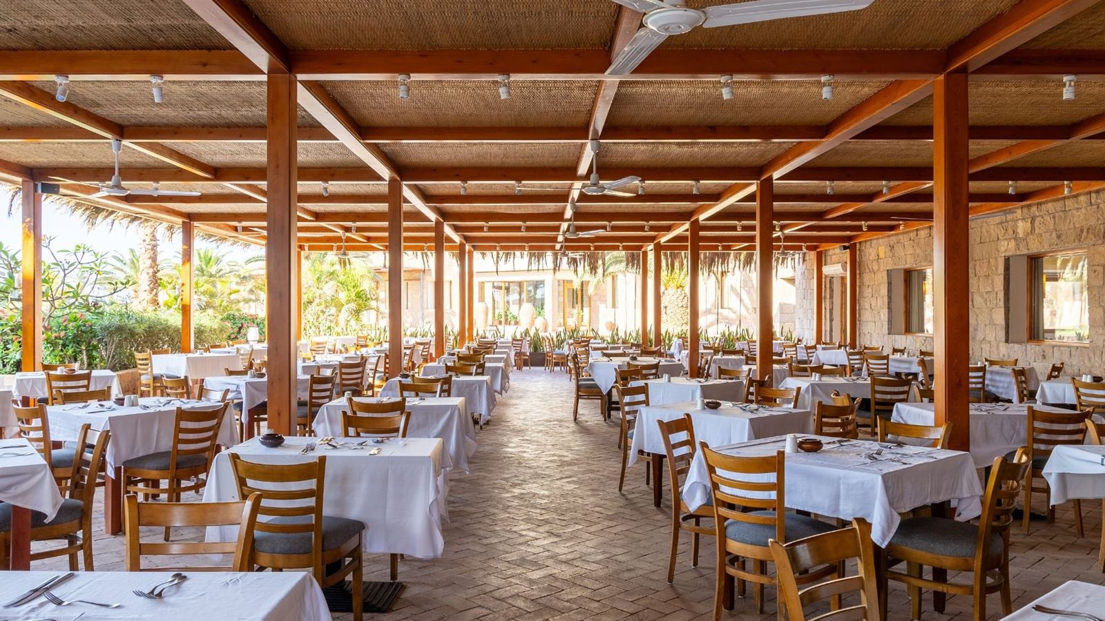 restaurants-main-restaurant-west-bay-adult-only