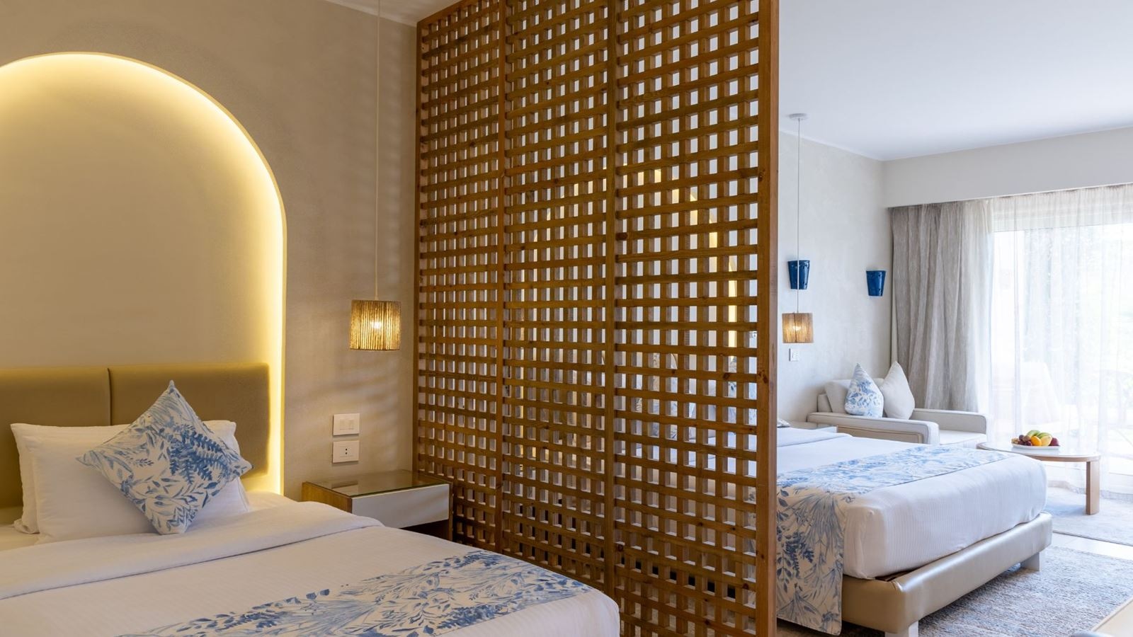 rooms-deluxe-room-side-sea-view