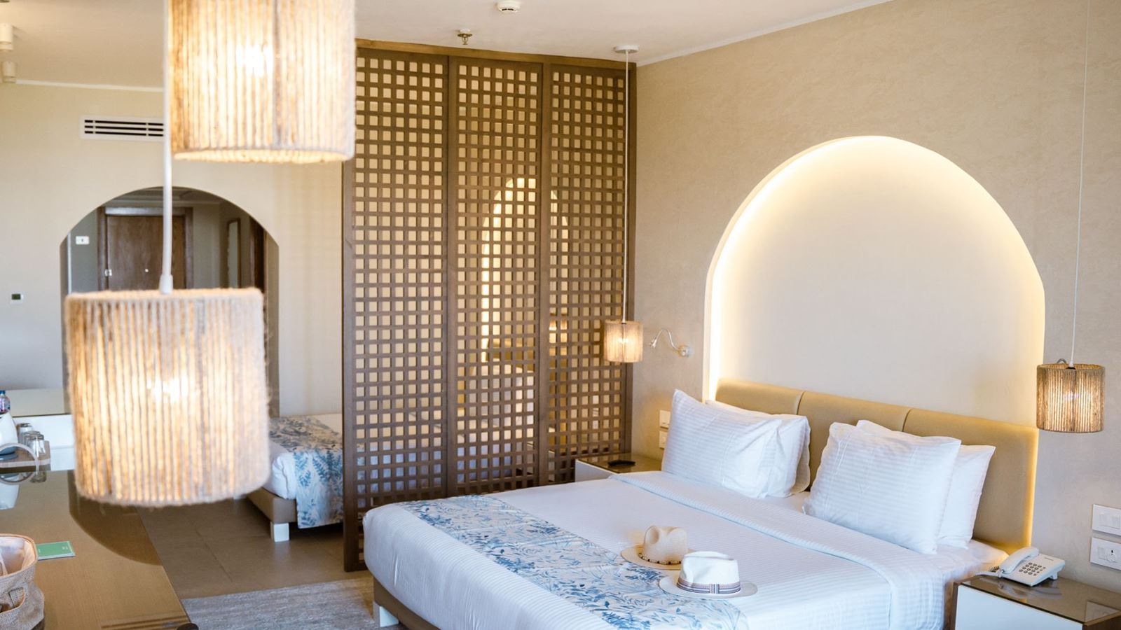 rooms-deluxe-room-side-sea-view