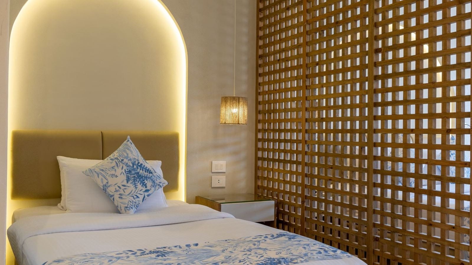 rooms-deluxe-room-side-sea-view