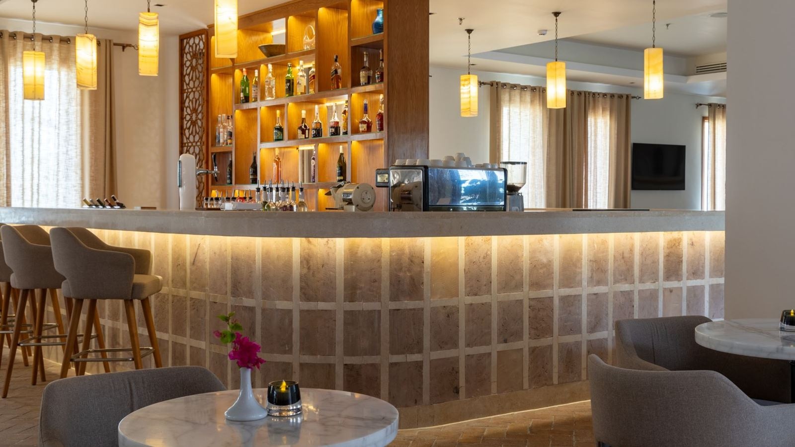 bars-west-bay-lobby-bar-adults-only