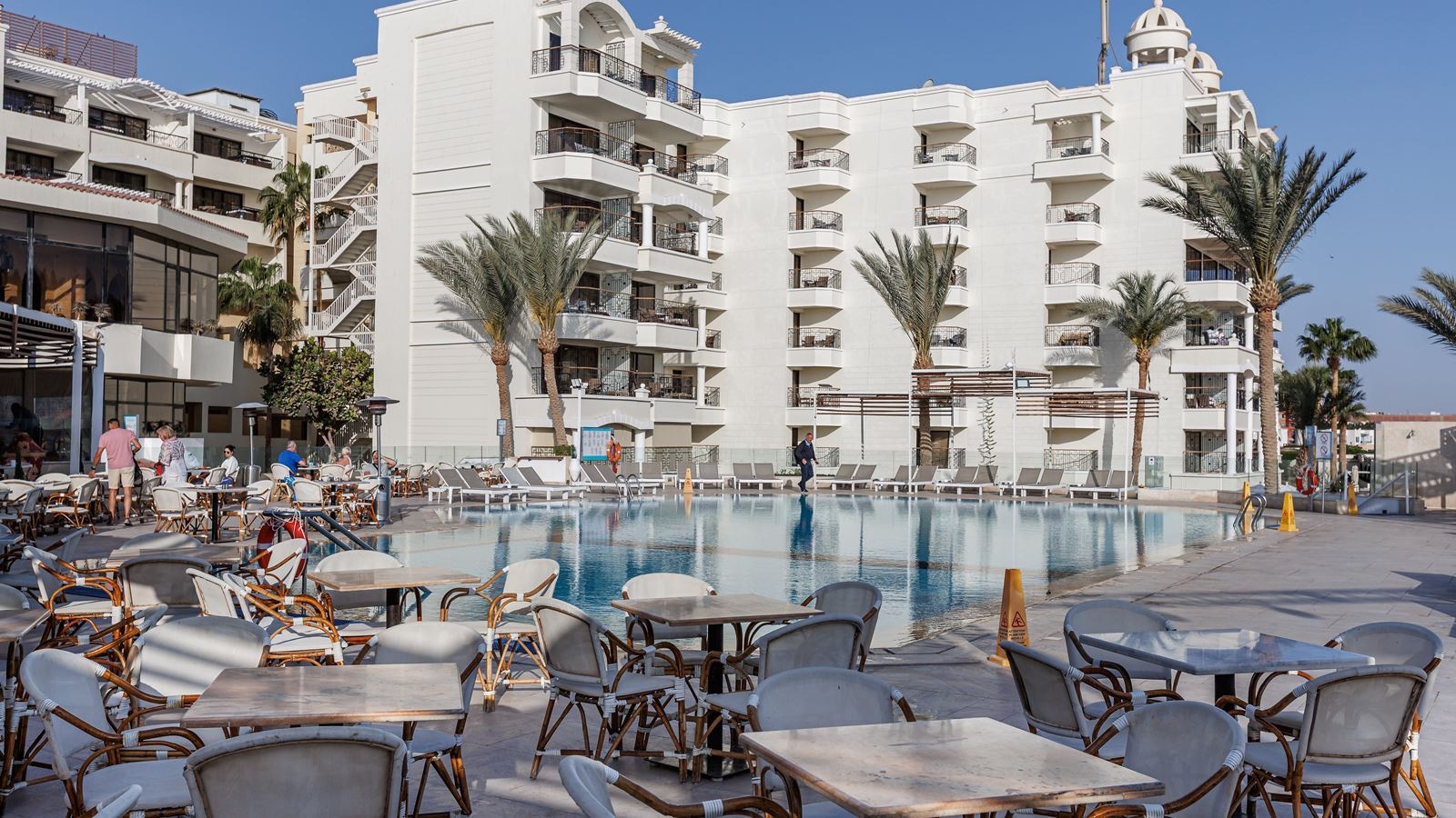 bars-splash-pool-bar