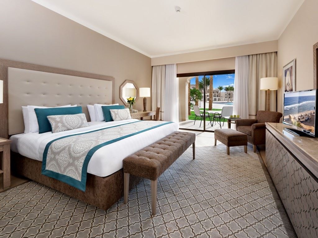 rooms-family-deluxe-room-pool-view