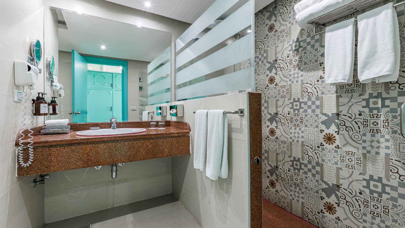 rooms-family-suite-pool-view