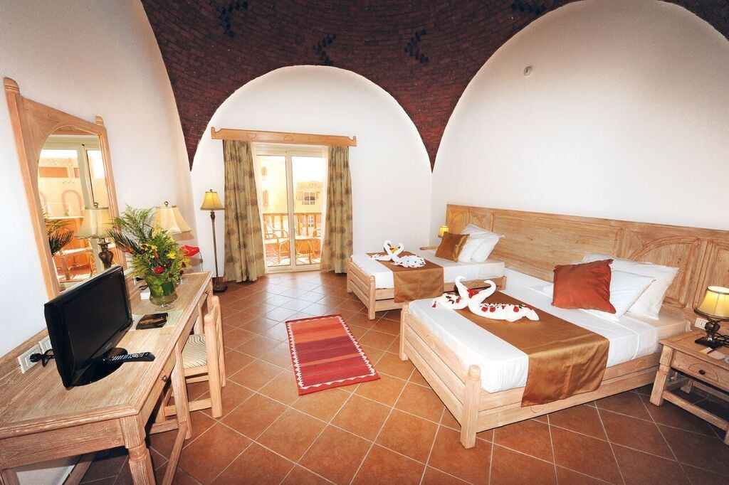 rooms-standard-pool-view