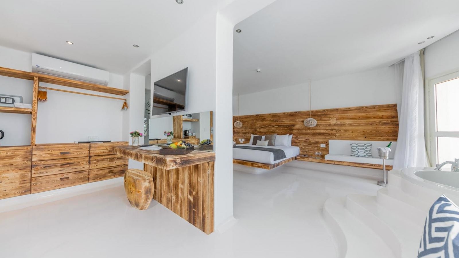 rooms-the-party-never-ends-suite