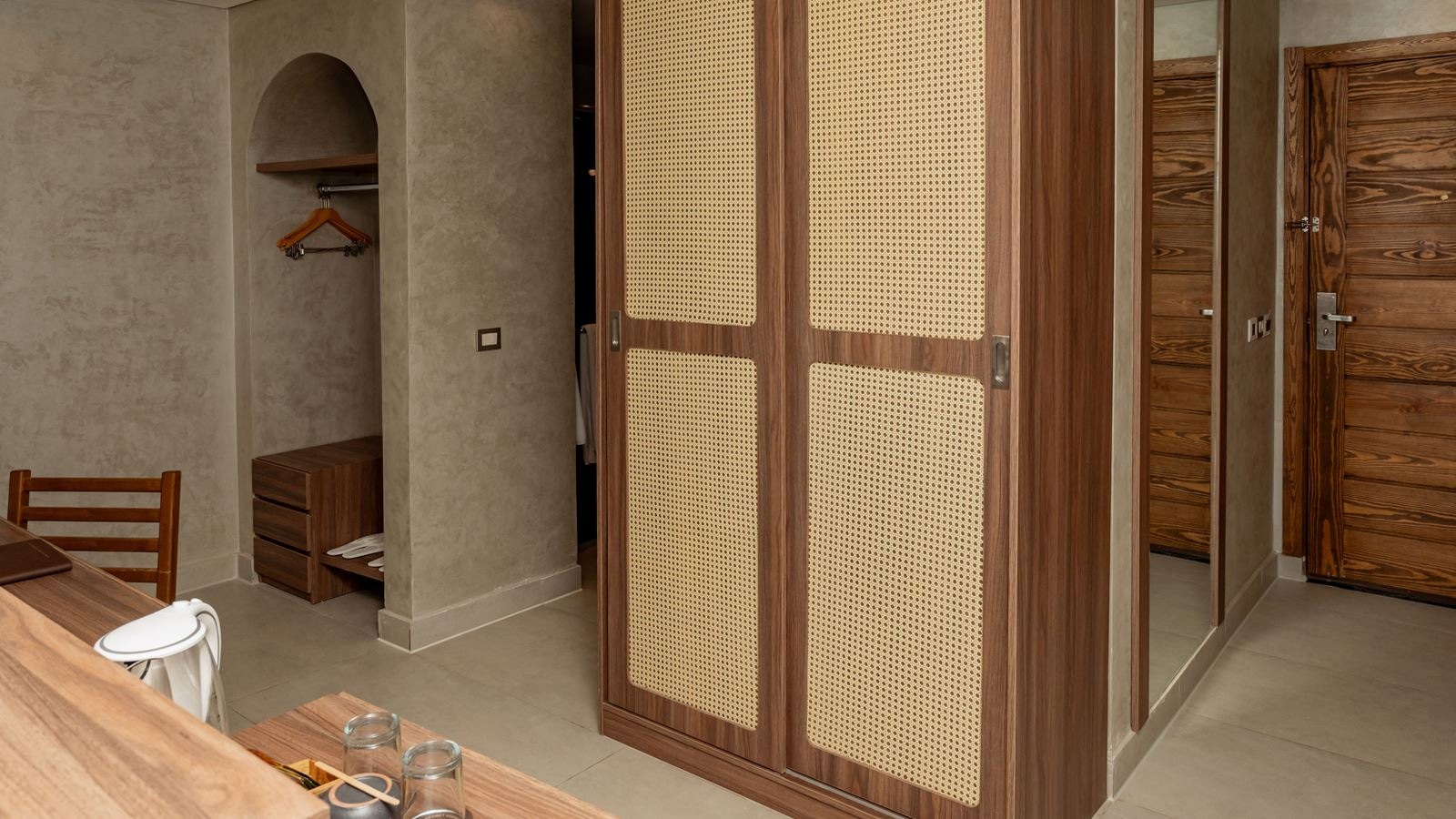 rooms-junior-suite-pool-or-sea