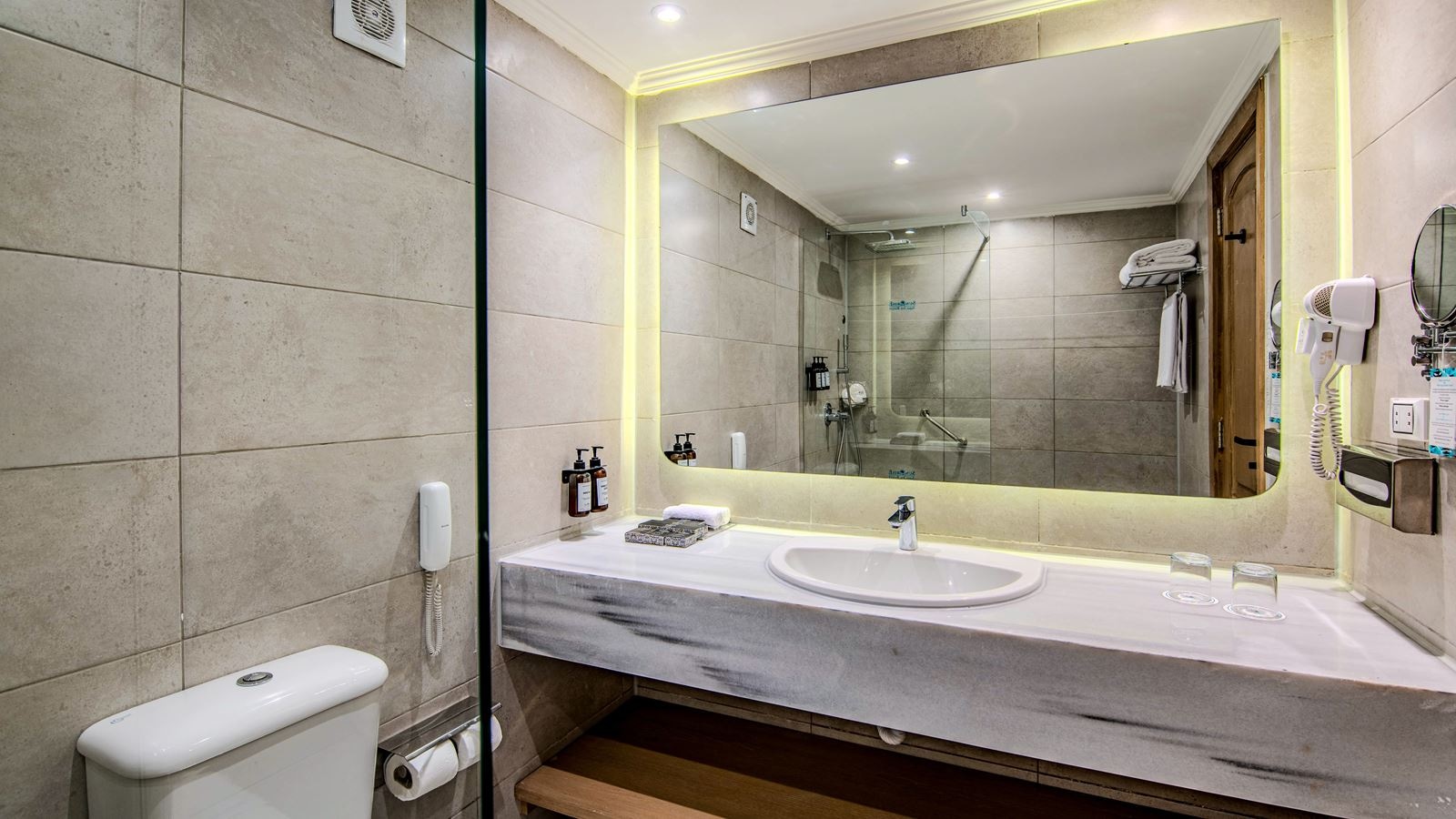 rooms-family-bunkbed-room-poolside-seabackgarden-view