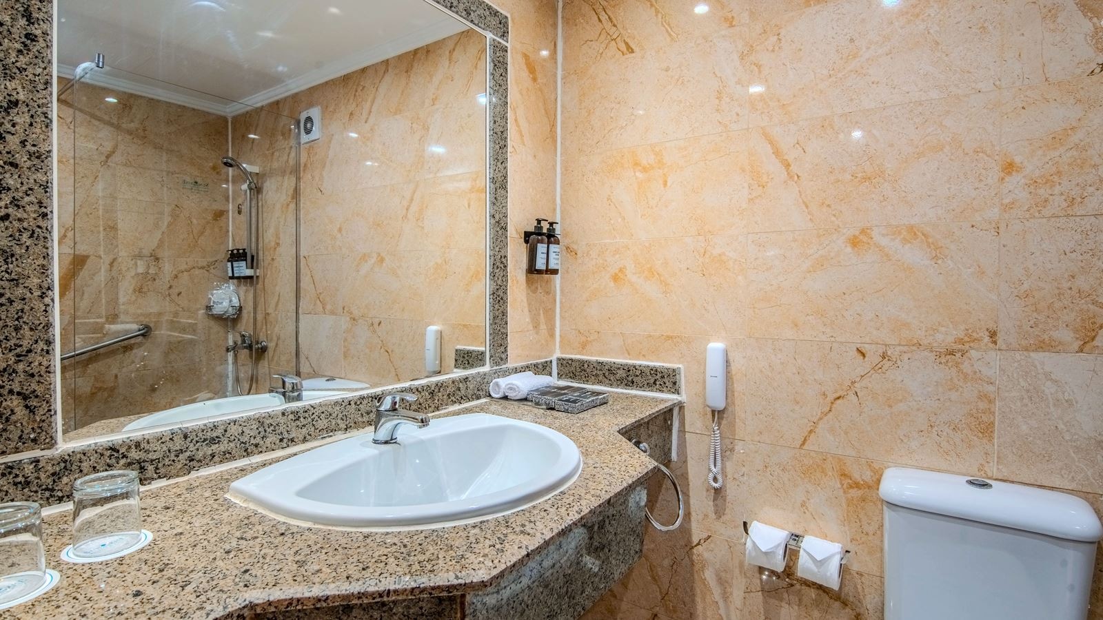 rooms-family-bunkbed-room-poolside-seabackgarden-view