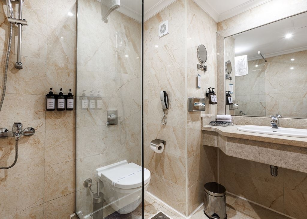 rooms-standard-room-back--pool--partial-sea-view