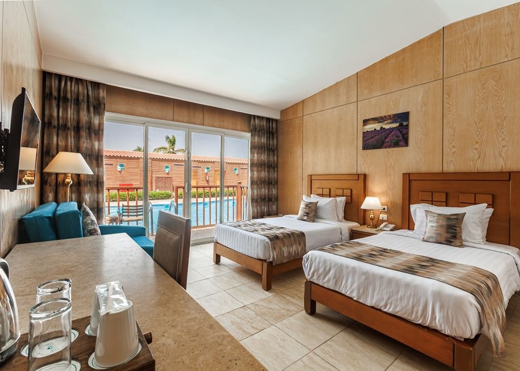 rooms-swimup-room-pool-view